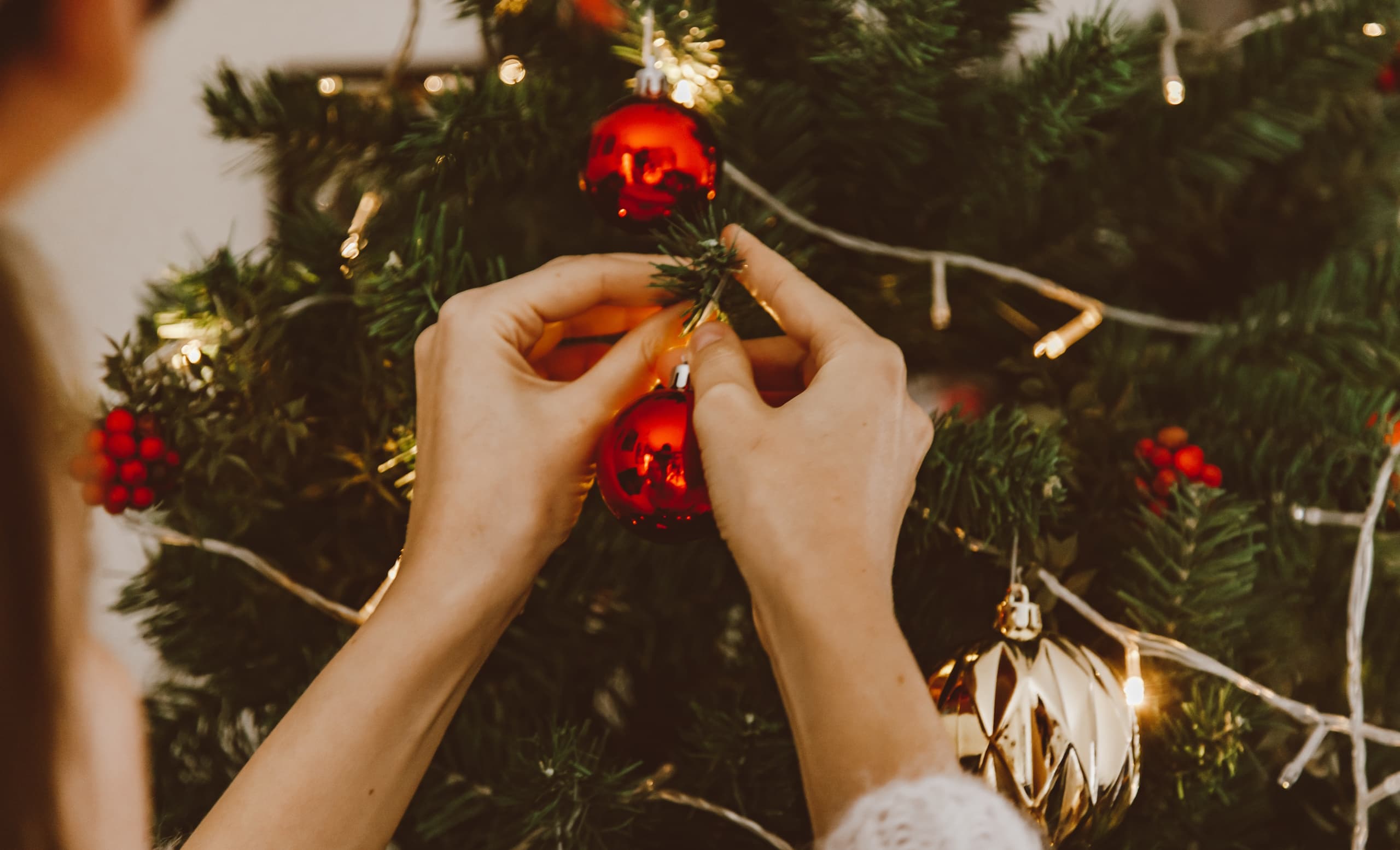 Christmas Decorating / Christmas Decorating Tips / Decorate for Christmas / Decorating for Christmas / Christmas Safety / Christmas Safety Tips / Disaster Blaster